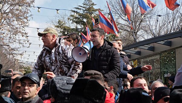 Президент Армении обсудил с представителем оппозиции ситуацию в стране