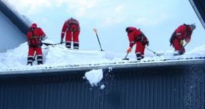 Кому доверить задачу по очистке крыши от снега