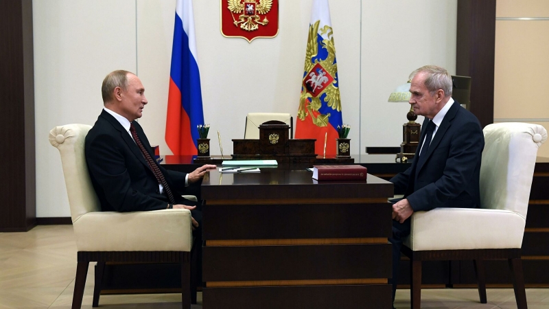 Путин обсудил с Зорькиным законы в развитие Конституции