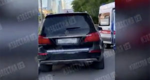 Водитель Mercedes подрался с пешеходами в Москве