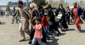 Макрон предрек Европе неконтролируемую миграцию из Афганистана