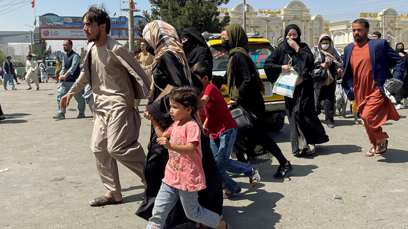 Макрон предрек Европе неконтролируемую миграцию из Афганистана