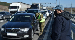 Более 200 машин не пустили в Севастополь в первый день работы блокпостов