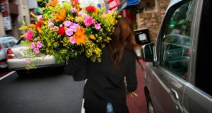 Почему вам стоит пользоваться услугой доставки цветов?