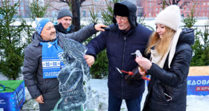 Артисты и блогеры посоревновались в вырезании ледовых скульптур