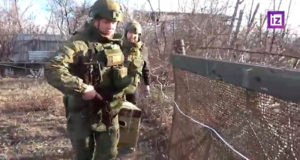 Бойцы ДНР под обстрелом ВСУ доставили генератор пенсионеру в Песках