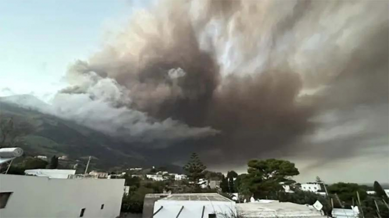 Извержение вулкана Стромболи на юге Италии вызвало цунами