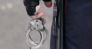 МВД запретило надевать наручники на женщин, подростков и фигурантов экономических дел