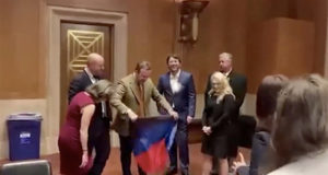 В Госдуме назвали «отморозками» вытерших ноги о флаг ДНР членов украинской делегации