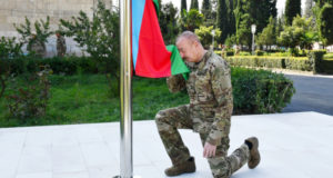 Алиев поднял флаг Азербайджана в Степанакерте