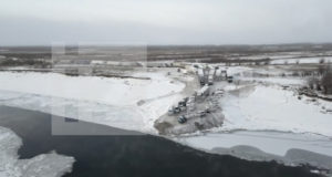 Более 200 машин застряли на переправе в Якутии из-за остановки паромов