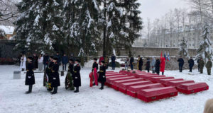 Останки погибших в годы ВОВ торжественно перезахоронили в Гатчине