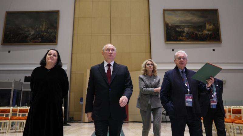 Путину провели экскурсию по зданию Главного штаба Эрмитажа