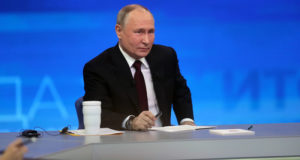 Макрон допустил приглашение Путина во Францию в 2024 году