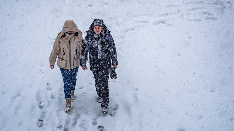 Синоптики спрогнозировали небольшой снег и гололедицу в Москве 28 декабря
