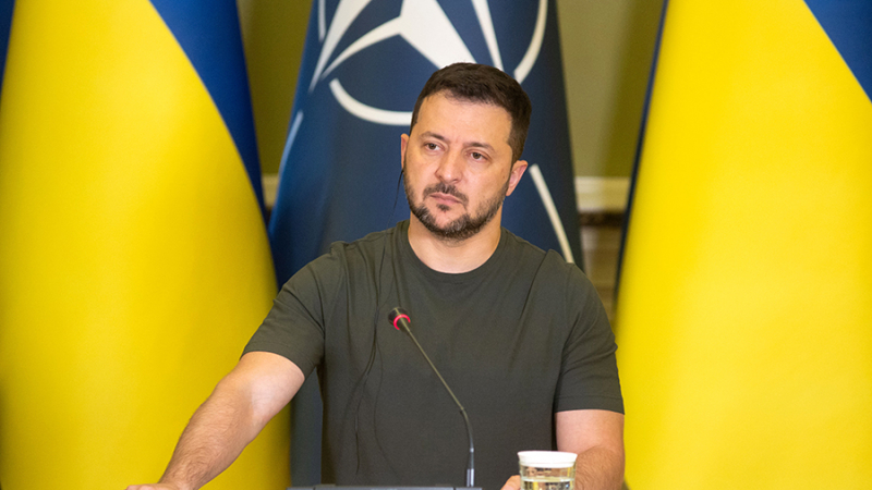 Зеленский пожаловался на отсутствие приглашения Украины в НАТО даже «по частям»