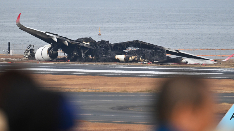 В Японии после столкновения самолетов в аэропорту Ханэда отменили 216 рейсов