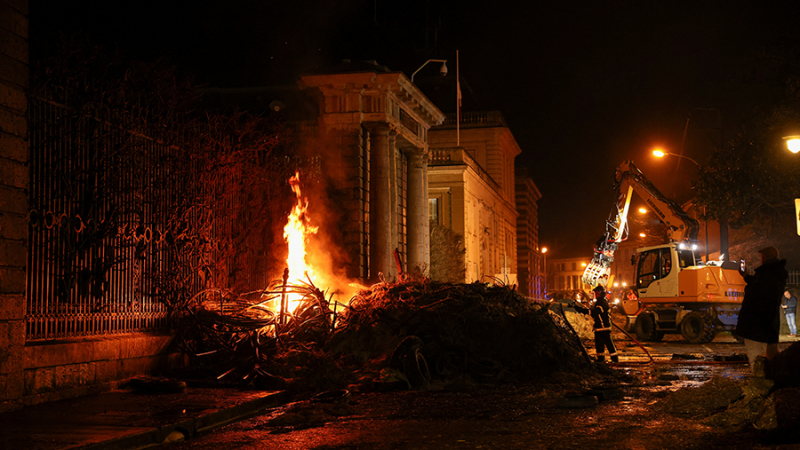 Во Франции протестующие фермеры разожгли пожар перед зданием префектуры