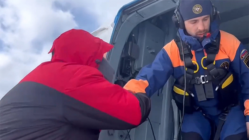 Операция по спасению рыбаков с оторвавшейся льдины на Сахалине завершена