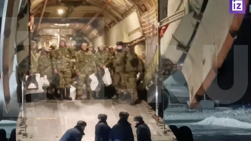 Освобожденные из украинского плена солдаты ВС РФ прилетели в аэропорт в Подмосковье