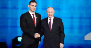 Путин вручил в Кремле госнаграды и премии молодым ученым