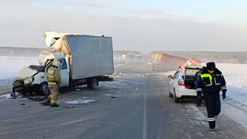 Восемь машин столкнулись на трассе в Свердловской области