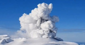 Вулкан Эбеко на Северных Курилах выбросил столб пепла высотой 3 км