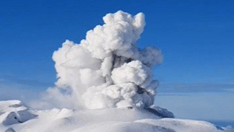 Вулкан Эбеко на Северных Курилах выбросил столб пепла высотой 3 км