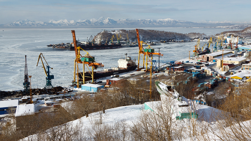 За сутки во льдах Авачинской бухты на Камчатке застряли две лодки