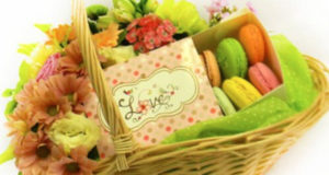 Подарункові кошики з квітами та солодощами з доставкою по Києву та Україні від Суперфловерс