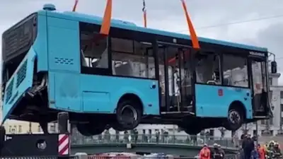 Озвучена основная версия трагедии автобуса, рухнувшего в реку в Петербурге