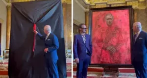 Неоднозначная реакция короля Чарльза III на его «кровавый» портрет попала на видео