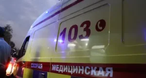 Гоночный автомобиль на высокой скорости въехал в толпу людей в России