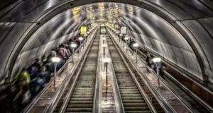 Мужчина без причин едва не сжег заживо прохожего в нью-йоркском метро