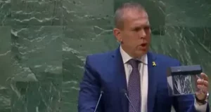 Посол Израиля в знак протеста с трибуны измельчил в шредере Устав ООН