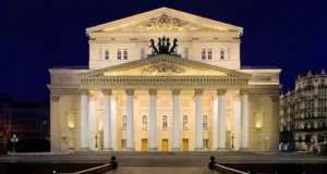 Более полторы тысячи зрителей эвакуировали из Большого театра в центре Москвы