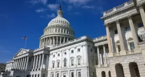 В Конгрессе США разгорелся скандал из-за «накладных ресниц»