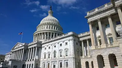 В Конгрессе США разгорелся скандал из-за "накладных ресниц"