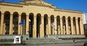 Парламент Грузии объявил красный уровень опасности