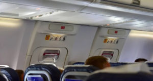 Пассажир толкнул стюардессу и попытался открыть дверь самолета во время полета