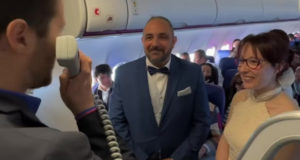 «Высокие отношения»: пара сыграла свадьбу на борту самолета