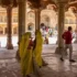 Женщины украли и проглотили драгоценности во время освящения храма в Индии
