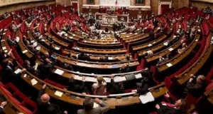 Правительство Франции отправили в отставку, этого же ждут от Макрона