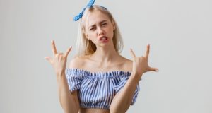 Забавные аспекты зум- секса с двумя девушками