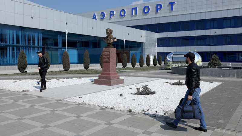 Аэропорт Минвод приостановил работу из-за дефекта на ВПП