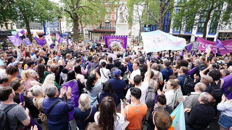 Британские актеры провели в Лондоне акцию в поддержку бастующих коллег в США