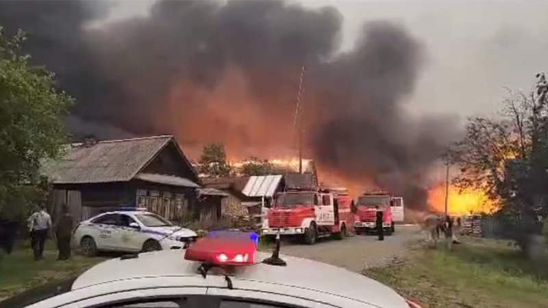 Глава Свердловской области пообещал восстановить пострадавшие при пожаре дома