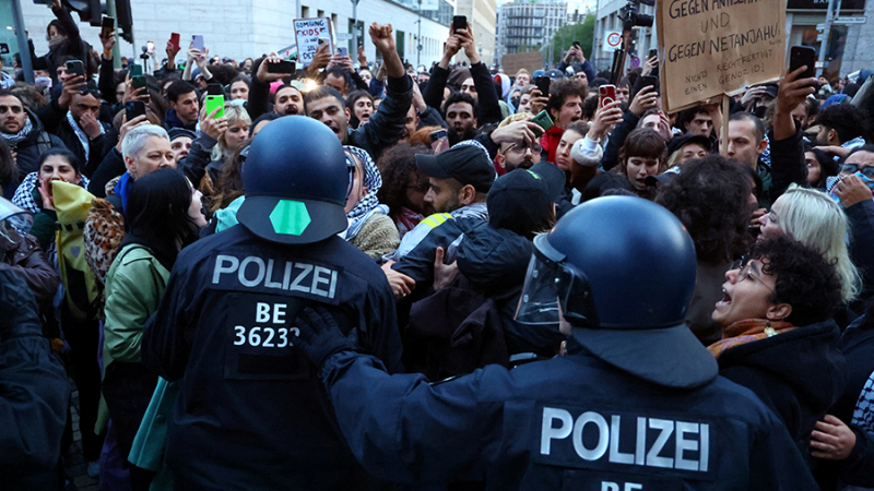 Массовые протесты в поддержку Палестины начались у здания МИД Германии