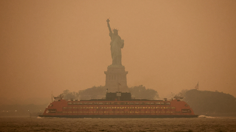 Мэр Нью-Йорка рекомендовал жителям носить маски из-за дыма