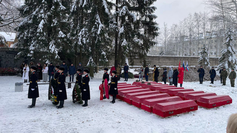 Останки погибших в годы ВОВ торжественно перезахоронили в Гатчине